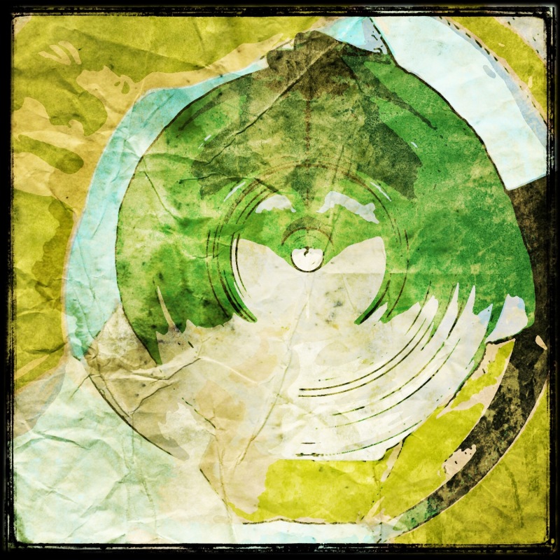 Abstraktes Kreisgebilde in Grün- und Gelbtönen. Sieht wie mit Wasserfarbe gemalt aus, auf leicht zerknittertem Papier.